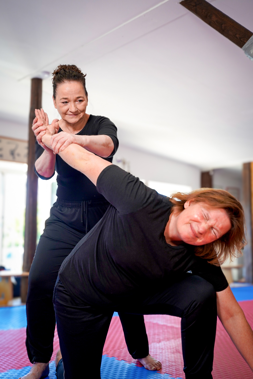 Frauen absolvieren einen Kurs für Selbstverteidigung