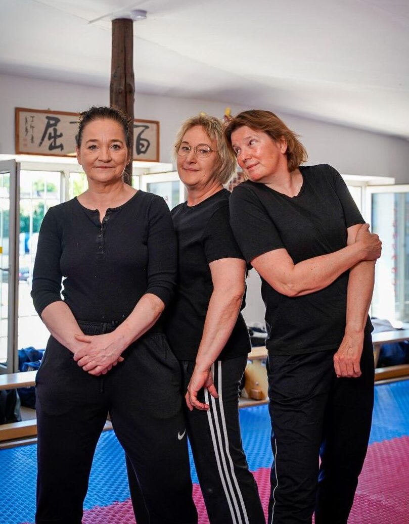 Gruppe von Frauen absolviert einen Kurs für Selbstverteidigung